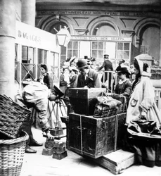 pasażerowie nadzorujący ważenie bagaży na Gare de Lyon w Paryżu, w czasach Drugiego Cesarstwa we Francji
