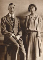„Lady Elizabeth Bowes Lyon i książę Yorku po ogłoszeniu ich zaręczyn”, 1923