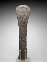 Palma z Wodnym Ptakiem, 300-1200 AD (bazalt)