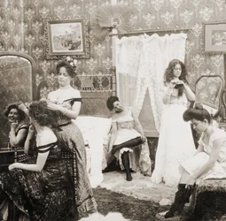 „Ubieranie na bal”, ok. 1900 (zdjęcie w sepii) (patrz także 473245)