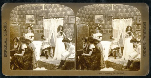 „Ubieranie na bal”, ok. 1900 (zdjęcie w sepii) (patrz także 473245)
