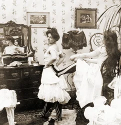Stereoskopowa karta przedstawiająca kobietę zawiązaną w gorset, ok. 1900 (zdjęcie w sepii) (zob. też 473243)