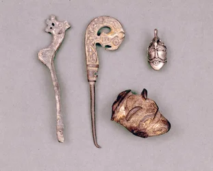 Różne elementy aparatury i klejnoty wikingów, w prawym górnym rogu przedstawienie bóstwa Odyna. Sztokholm, Historiska Museet
