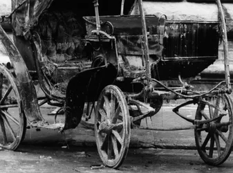 Wóz zniszczony przez błoto po powodzi we Florencji, listopad 1966 r. (zdjęcie czarno-białe)