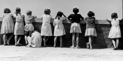Grupa dzieci opierających się o parapet, Włochy, ok. 1960 r. (odbitka żelatynowo-srebrowa)