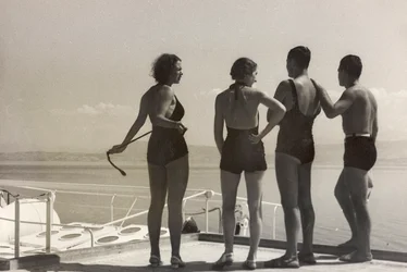Pasażerowie na pokładzie statku Oceania, z albumu "At the Edge of Oceania 28th July to 10th August 1935".