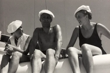 Pasażerowie na pokładzie statku wycieczkowego "Oceania", z albumu "At the Edge of Oceania 28th July to 10th August 1935".