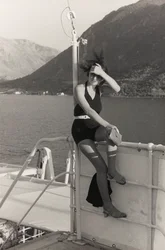 Portret kobiety na pokładzie statku wycieczkowego, z albumu "Korfu, Ateny i Zatoka Kotorska