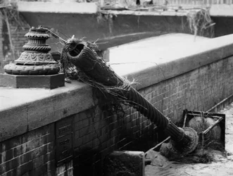 Lampa uliczna zerwana przez wody powodziowe we Florencji, listopad 1966 r. (zdjęcie czarno-białe)