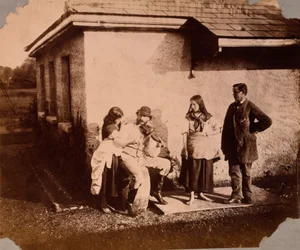 Dzieci słuchają mężczyzny grającego na skrzypcach, ok. 1859-61