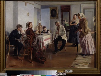 Zatrudnienie pokojówki (zatrudnienie pokojówki). Młoda kobieta prosi o miejsce, na pytania pani domu, pod okiem męża i dzieci, siedzących przy herbacie. Młoda kobieta jest również obserwowana przez pracownika