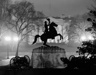 Pomnik Andrew Jacksona na placu Lafayette, Biały Dom z tyłu, Waszyngton nocą