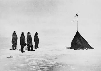 Roald Amundsen, Helmer Hanssen, Sverre Hassel i Oscar Wisting przed namiotem wzniesionym na Biegunie Południowym, 16 grudnia