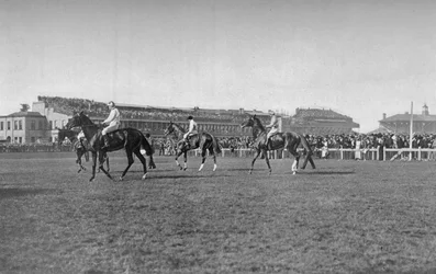 St. Leger Konie przed trybuną Doncaster, c1901, 1903