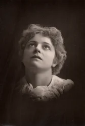 „Olga Brandon (ur. 1865) urodzona w Australii aktorka. (typ Woodbury)