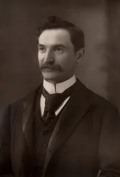 „”Solomon Joseph Solomon (1860-1927) Angielski malarz portretowy i ścienny. Podczas I wojny światowej wprowadził do armii brytyjskiej użycie kamuflażu. (typ Woodbury)