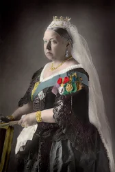 Królowa Wiktoria (1819-1901) Wielkiej Brytanii. Zdjęcie: W. i D. Downey, z „Galeria Portretów Gabinetu” w Anglii