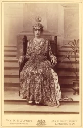 [Sarah Bernhardt jako cesarzowa Teodora w "Teodorze" Sardou].