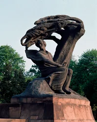 Widok pomnika poświęconego kompozytorowi Fryderykowi Chopinowi (1810-1849) w Warszawie, Polska