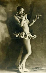 Josephine Baker w swoim słynnym kostiumie z bananów, około 1927
