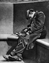 Mężczyzna śpi na moście Blackfriars w Londynie, 1926-1927.