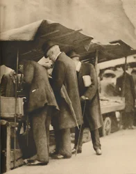 W jednym z księgarni na Farringdon Road Market, c1935.