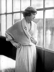 Modelka w sukience stworzonej przez Anitę Pittoni, ok. 1940 r. (zdjęcie czarno-białe)