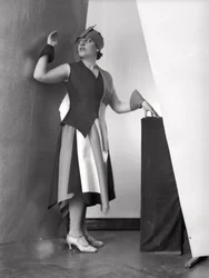 Portret Anity Pittoni w sukni zaprojektowanej przez malarza Marcello Clariona, ok. 1930 r. (zdjęcie czarno-białe)