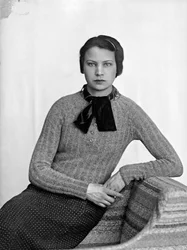 Portret Marion Wulz w sukience zaprojektowanej przez Anitę Pittoni, ok. 1940 r. (zdjęcie czarno-białe)