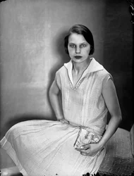 Portret Marion Wulz w sukience autorstwa Anity Pittoni, ok. 1930 r. (zdjęcie czarno-białe)