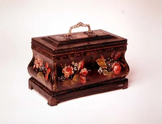 Pojemnik na herbatę Pontypool, koniec XVIII w. (naczynie blaszane z pozłacaną mosiężną rączką)