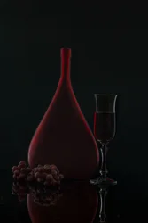Elegancka martwa natura z czerwonym winem