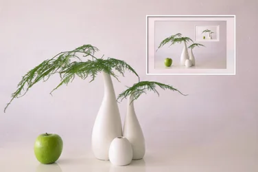 Minimalistyczna martwa natura z zielonym jabłkiem