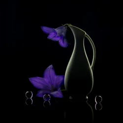 Fioletowe kwiaty – mroczna elegancja