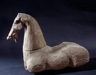 Sztuka chińska: drewniany koń. Rzeźba z okresu dynastii Han. Paryż, Musée Cernuschi