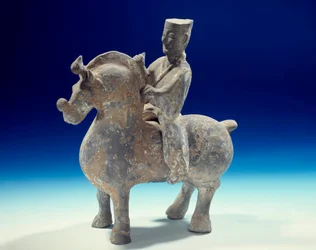 Sztuka chińska: statuetka jeźdźca (206 pne-220 ne), okres Han. Paryskie muzeum Cernuschi