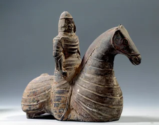 Sztuka chińska: statuetka jeźdźca w zbroi (206 pne-220 ne), okres Han. Muzeum Paryskie Cernuschi