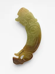 Wisiorek (pei) w formie ptaka, ok. 1000-900 pne (nefryt, nefryt)