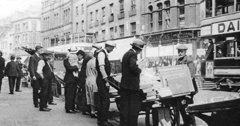 Stoiska z książkami na Shoreditch High Street, Londyn, 1926-1927.