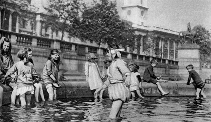 Dzieci wiosłujące w fontannach na Trafalgar Square, Londyn, 1926-1927