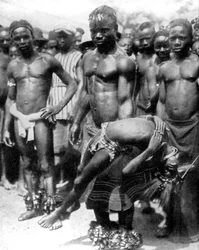 Członek plemienia Yafouba żongluje dziewczyną, Wybrzeże Kości Słoniowej, Afryka Zachodnia, 1936.