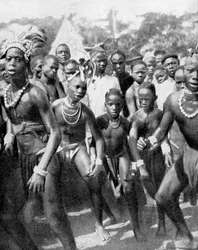 Tancerze chłopięcy przebrani za dziewczęta, plemię Yafouba, Afryka Zachodnia, 1936.