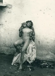 Młody chłopiec trzymający owcę, Sycylia, ok. 1899 r. (zdjęcie czarno-białe)