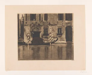 Zacumowana gondola z nadbudową w kanale w Wenecji - Gondola z nadbudową na Canal Grande w Wenecji (tytuł oryginalny)