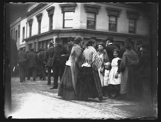 Róg Custom House Street i Bute Street, Cardiff, 1892.