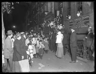 Tłumy w kaplicy pamięci Johna Halla, 63 ulica i druga aleja, Nowy Jork, 25 września 1914 r.