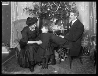 Dan Seymour i rodzina w nieformalnej pozie, siedzący pod choinką, Boże Narodzenie 1912