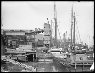 Doki i łodzie na niezidentyfikowanym nabrzeżu, prawdopodobnie Harlem River, Inwood, Nowy Jork, ok. 1910 r.