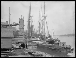Doki i łodzie na niezidentyfikowanym nabrzeżu, prawdopodobnie na rzece Harlem, Inwood, Nowy Jork, ok. 1910