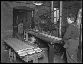 Tarcica obrzeżowa przeznaczona do produkcji trumien, Oneida, Nowy Jork, 3 kwietnia 1916 r.